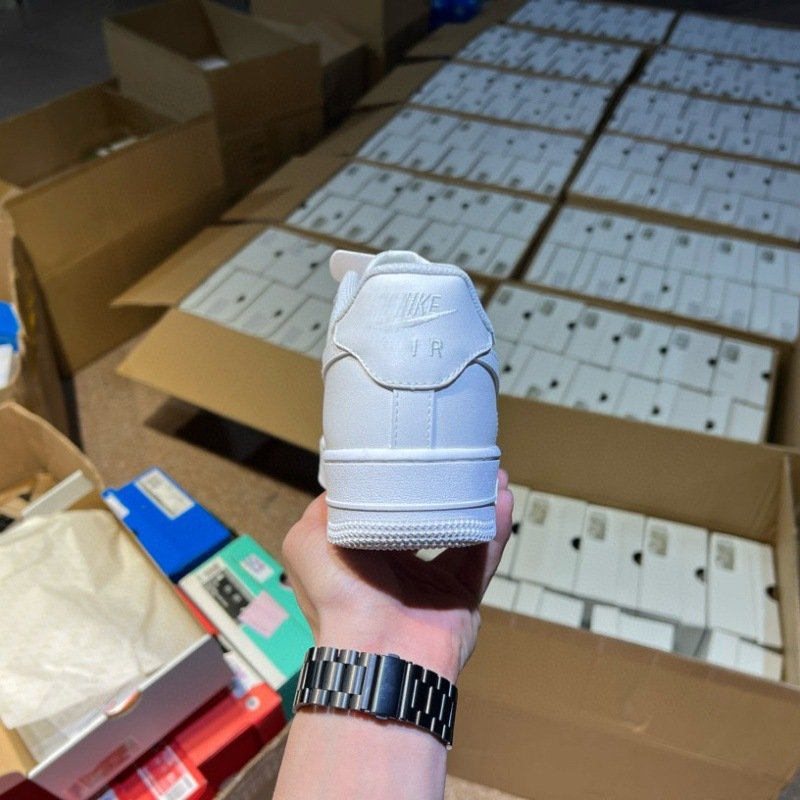 High-quality, popular European and American-style Air Force 1 retro sneakers, versatile white shoes, AF1 unisex casual shoes for sports and leisure
